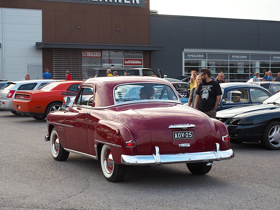 Punainen 1952 Dodge Kingsway Coupe 230cid. Tekijä: Kai Lappalainen. Lisenssi: CC-BY-40.