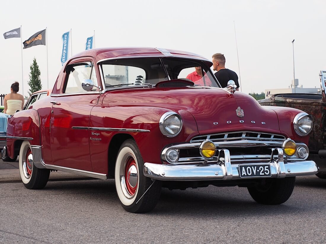 Punainen 1952 Dodge Kingsway Coupe 230cid suoralla kuutoskoneella. Tekijä: Kai Lappalainen. Lisenssi: CC-BY-40.