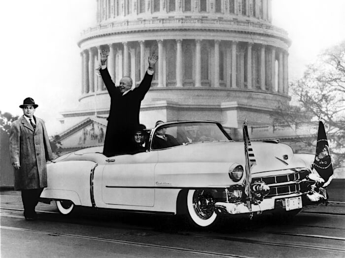 Presidentti Dwight D. Eisenhower matkalla virkaanastujaisjuhlaansa 1953 Cadillac Eldorado 21 avo-autolla. Kuva: GM Media, lisenssi: CC-BY-NC-30