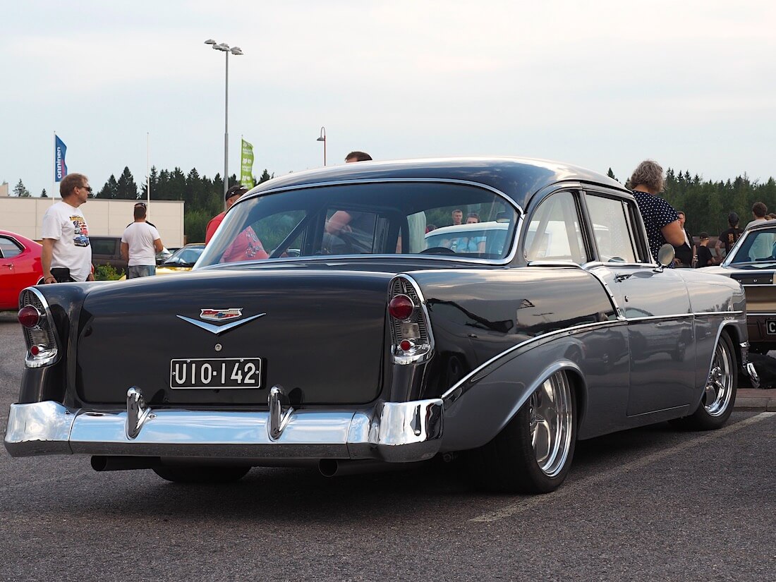 Mustaharmaa 1956 Chevrolet Bel Air 402cid. Tekijä: Kai Lappalainen. Lisenssi: CC-BY-40.