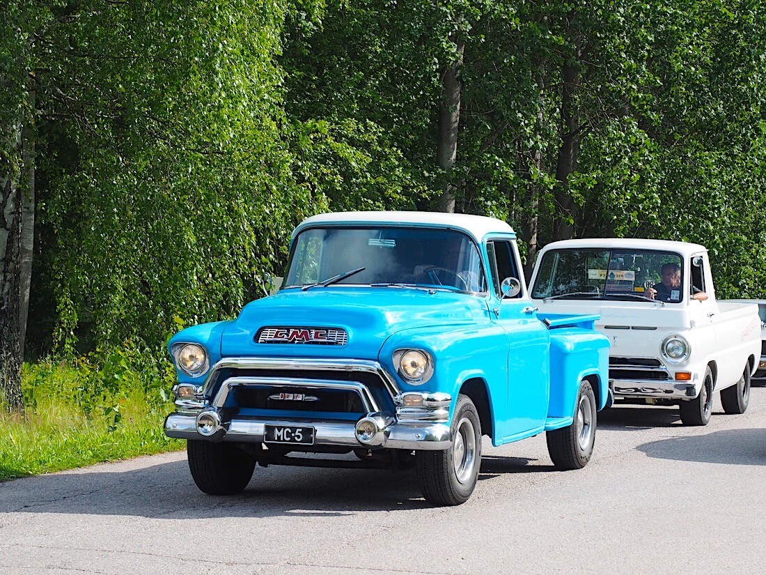 1956 GMC Stepside Pickup ja 1966 Dodge A100 Pickup. Tekijä: Kai Lappalainen, lisenssi: CC-BY-40.