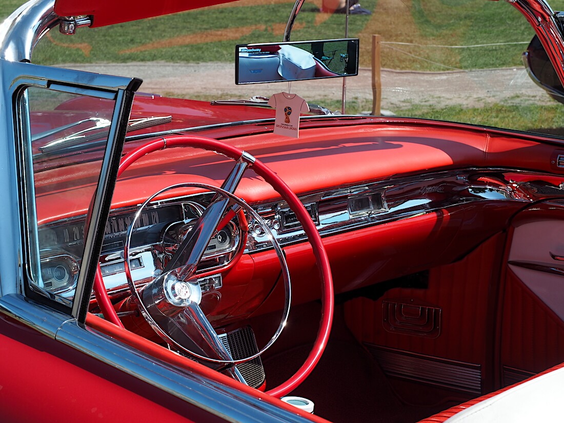 Punaisen 1957 Cadillacin punainen nahkasisusta. Tekijä: Kai Lappalainen, lisenssi: CC-BY-40.