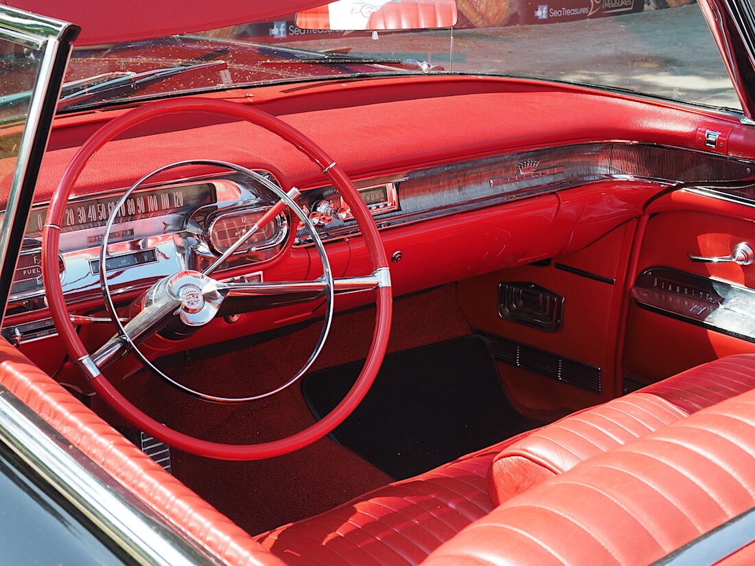 1958 Cadillac Eldorado Biarritz convertible punainen nahkasisusta. Tekijä: Kai Lappalainen, lisenssi: CC-BY-40.