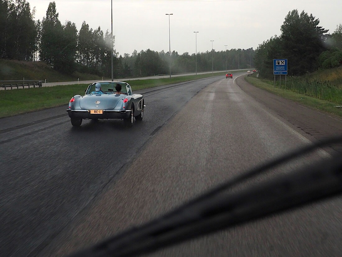 1959 Chevrolet Corvette C1 avo Porvoon moottoritiellä. Tekijä: Kai Lappalainen. Lisenssi: CC-BY-40.