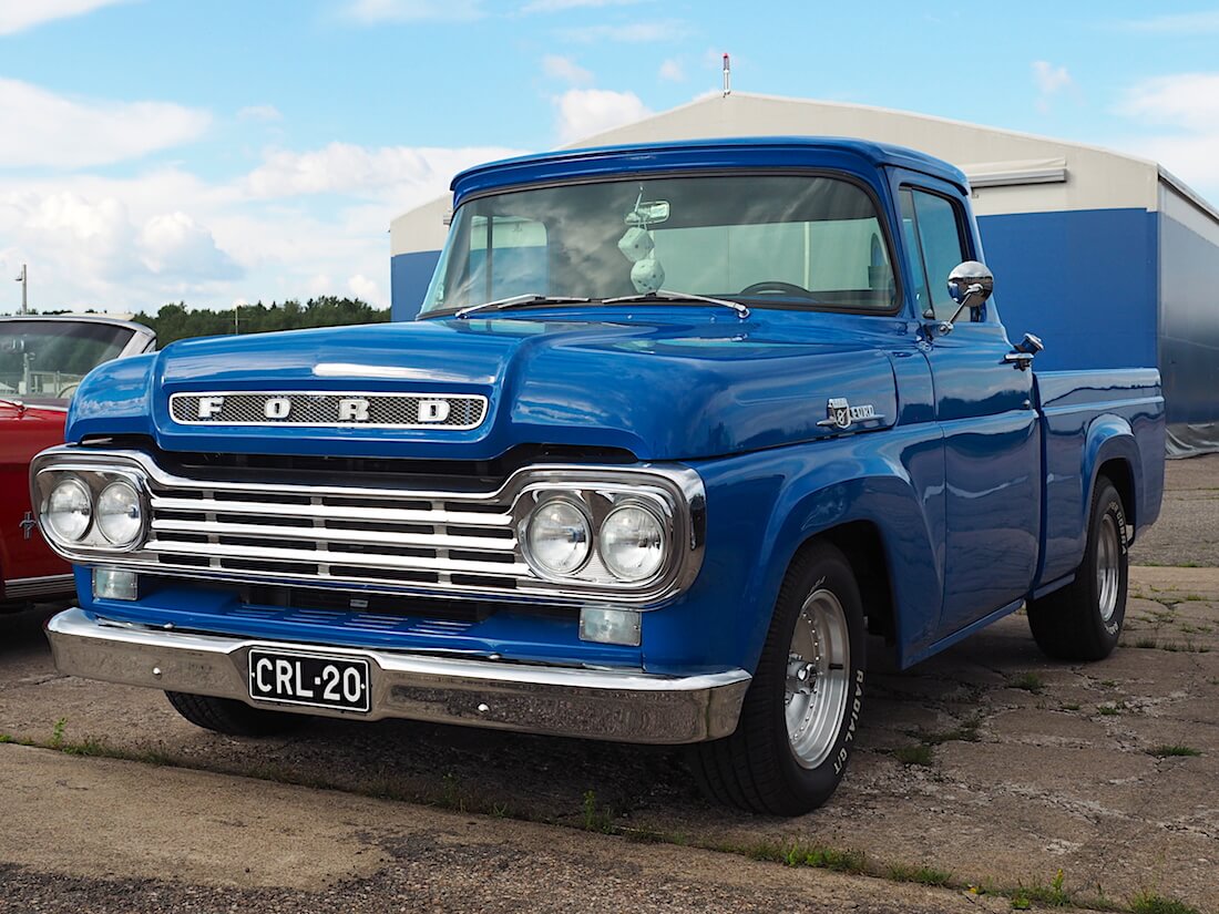 1959 Ford F100 custom Chevyn 350 pikkulohkolla ja TH400-laatikolla. Tekijä: Kai Lappalainen, lisenssi: CC-BY-40.