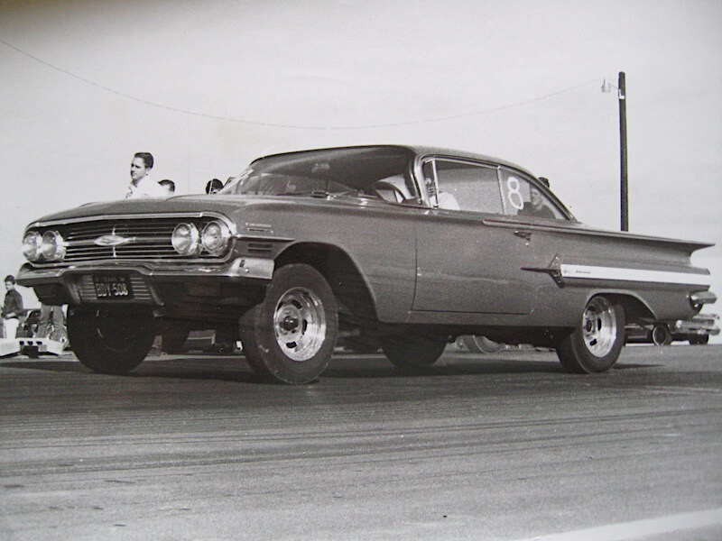 1960 Chevrolet Impala kiihdytysradalla Texasin Austinissa vuonna 1967. Tekijä: John Lloyd, lisenssi: CCBY20.