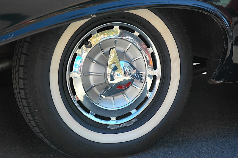 1961 Chevrolet Impalan pölykapseli spinnerillä ja rengas ohuella valkosivulla. Tekijä: Michael Donal, lisenssi: CCBY20.