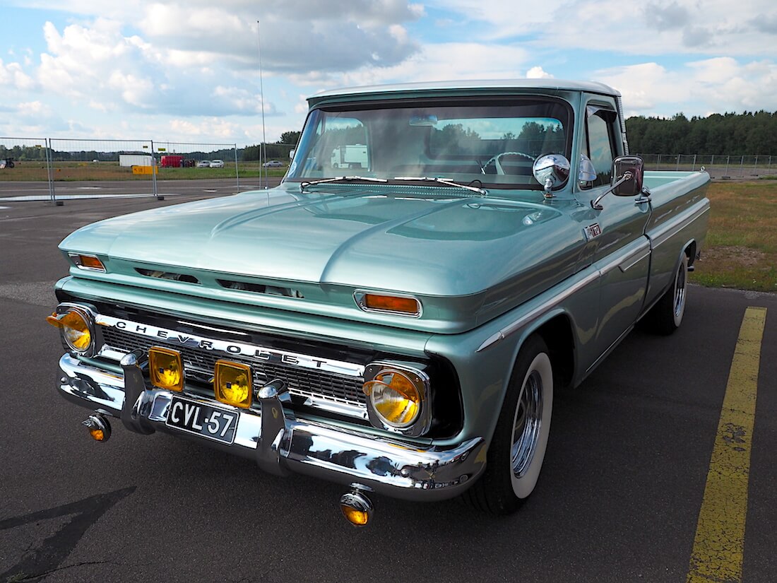 1965 Chevrolet C10 Camper Special Cab pickup lisävalot. Tekijä: Kai Lappalainen, lisenssi: CC-BY-40.