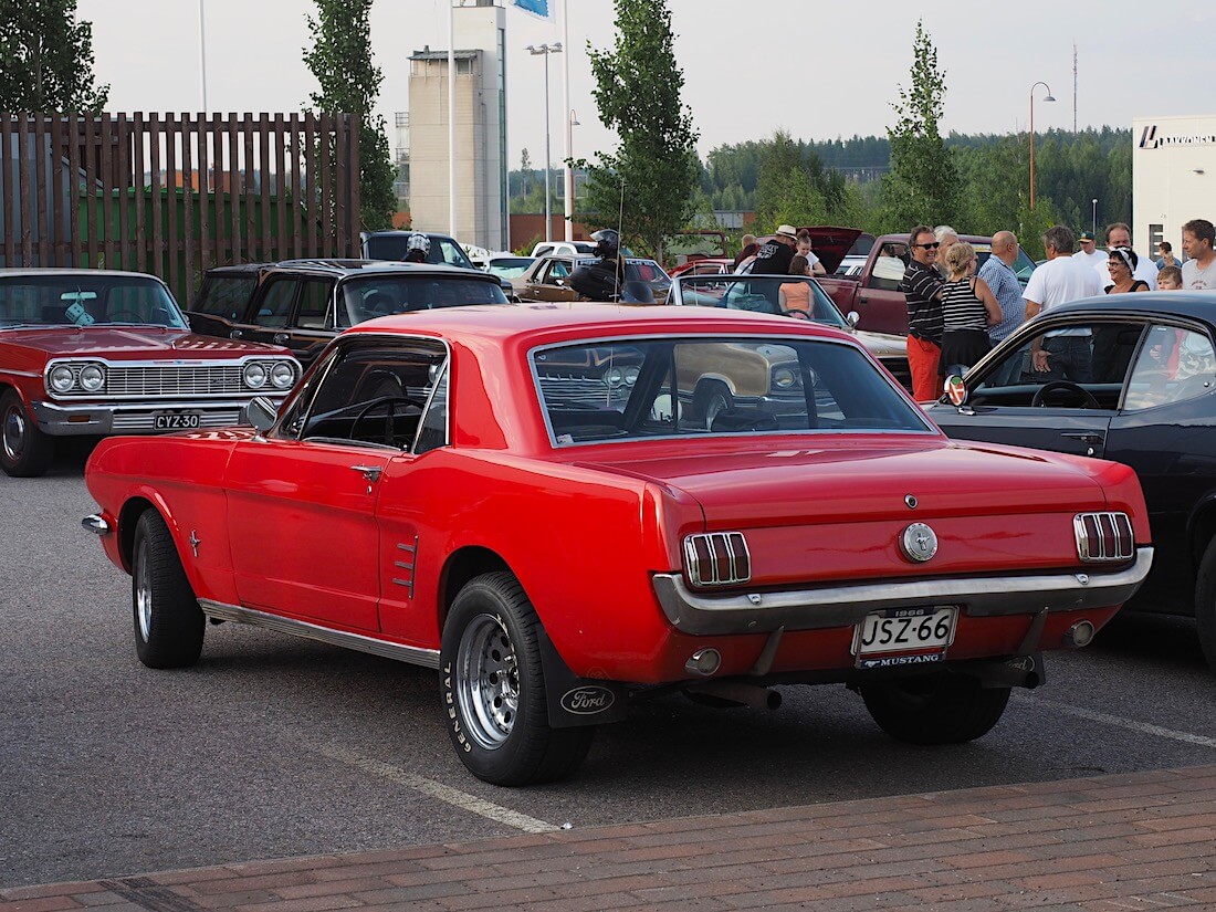 Punainen 1966 Ford Mustang Hardtop Coupe takaa. Tekijä: Kai Lappalainen. Lisenssi: CC-BY-40.