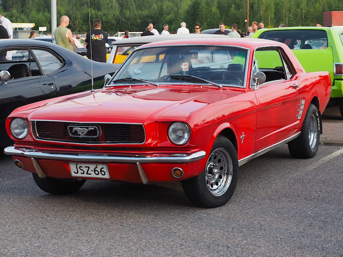 Punainen 1966 Ford Mustang 2d Hardtop 289cid V8.Tekijä: Kai Lappalainen. Lisenssi: CC-BY-40.