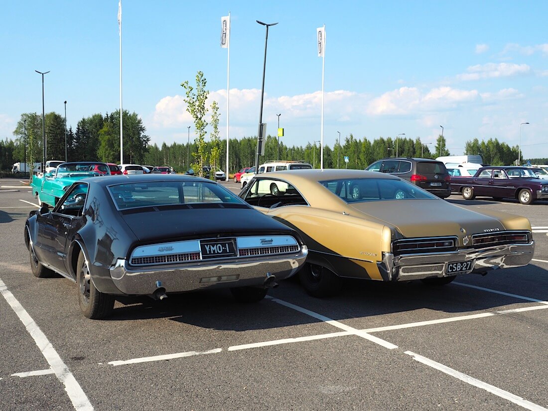 1966 Oldsmobile Toronado 425cid ja 1967 Buick Wildcat 430cid. Tekijä: Kai Lappalainen. Lisenssi: CC-BY-40.