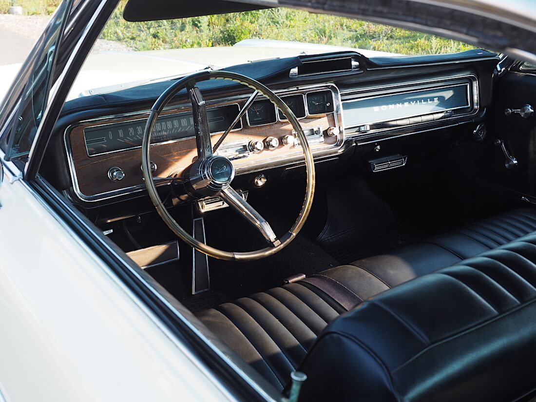1966 Pontiac Bonneville 2d hardtopin sisusta. Tekijä: Kai Lappalainen. Lisenssi: CC-BY-40.