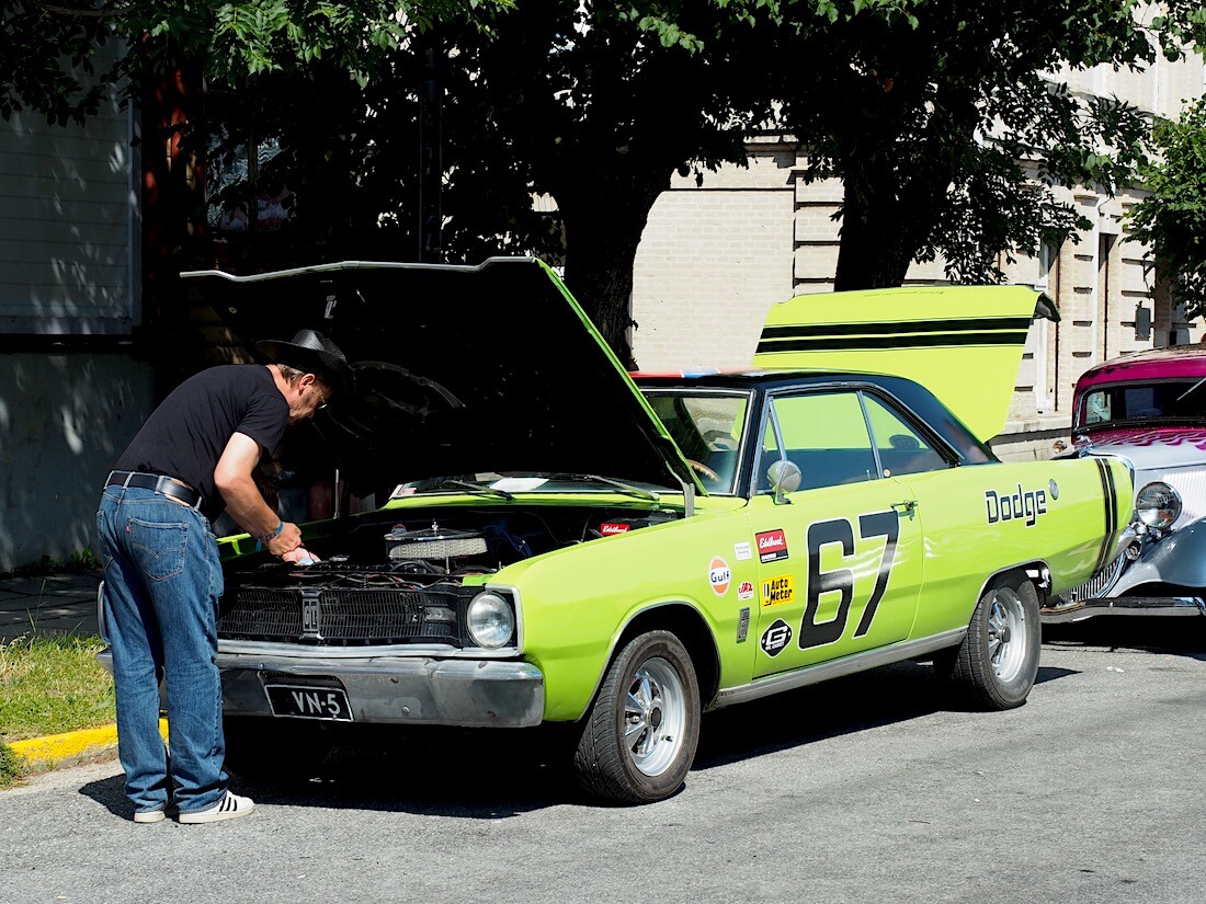 1967 Dodge Dart ölytikun tarkistus. Tekijä: Kai Lappalainen, lisenssi: CC-BY-40.