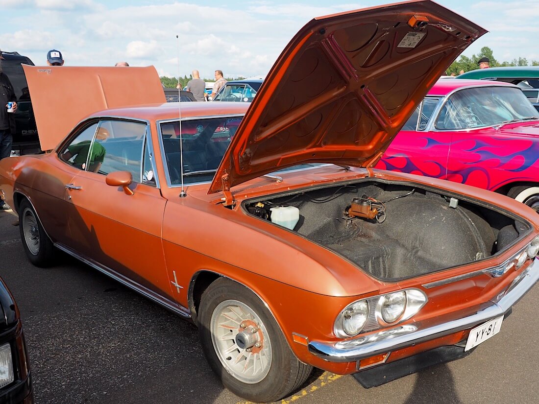 1969 Chevrolet Corvair etuluukku auki. Tekijä: Kai Lappalainen, lisenssi: CC-BY-40.