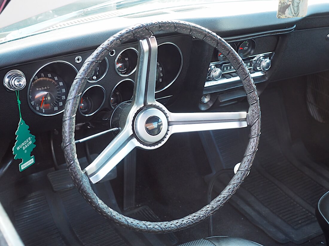 1969 Chevrolet Corvairin ratti ja kojelauta. Tekijä: Kai Lappalainen, lisenssi: CC-BY-40.