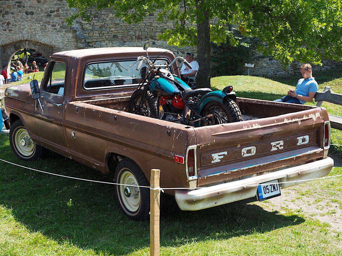 1969 Ford F-250 315cid pickupin lavalle kyytiin on nostettu 1941 Harley-Davidson Knucklehead. Tekijä: Kai Lappalainen, lisenssi: CC-BY-40.