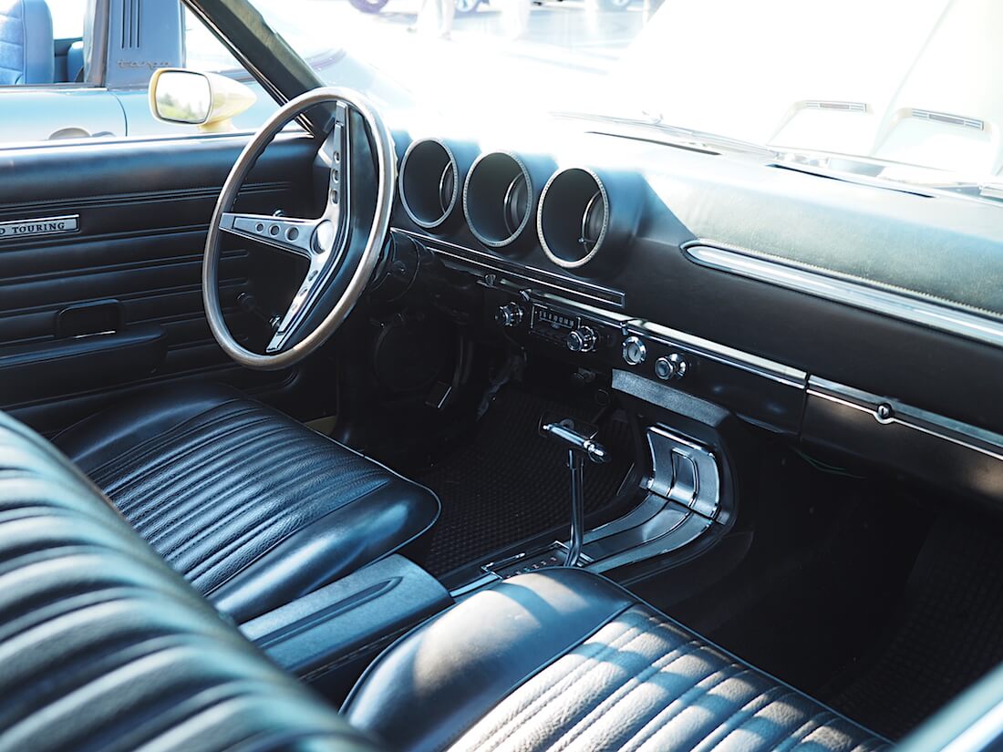 1969 Ford Torino GT: musta sisusta. Tekijä: Kai Lappalainen. Lisenssi: CC-BY-40.