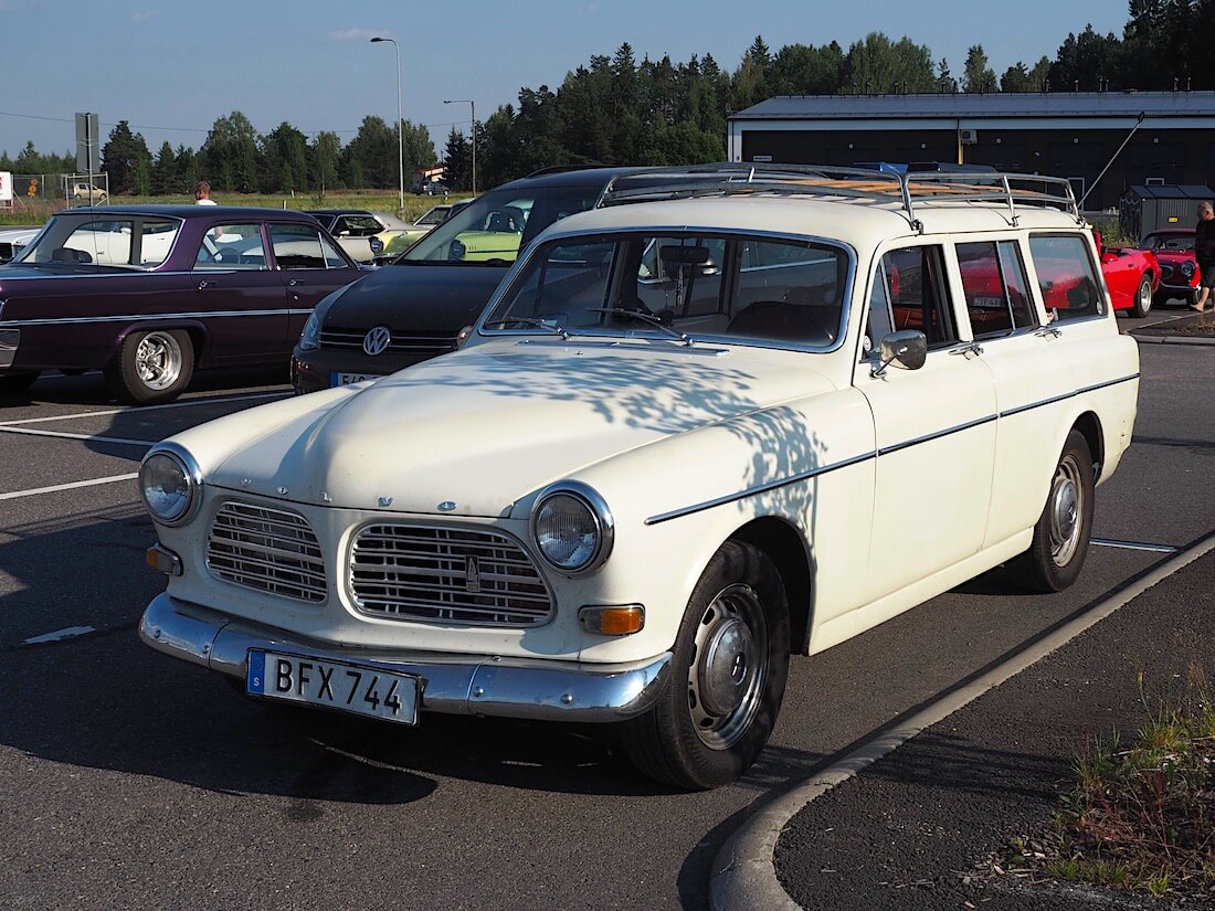 1969 Volvo 221341 S Amazon farmari puurimakattotelineellä. Tekijä: Kai Lappalainen. Lisenssi: CC-BY-40.