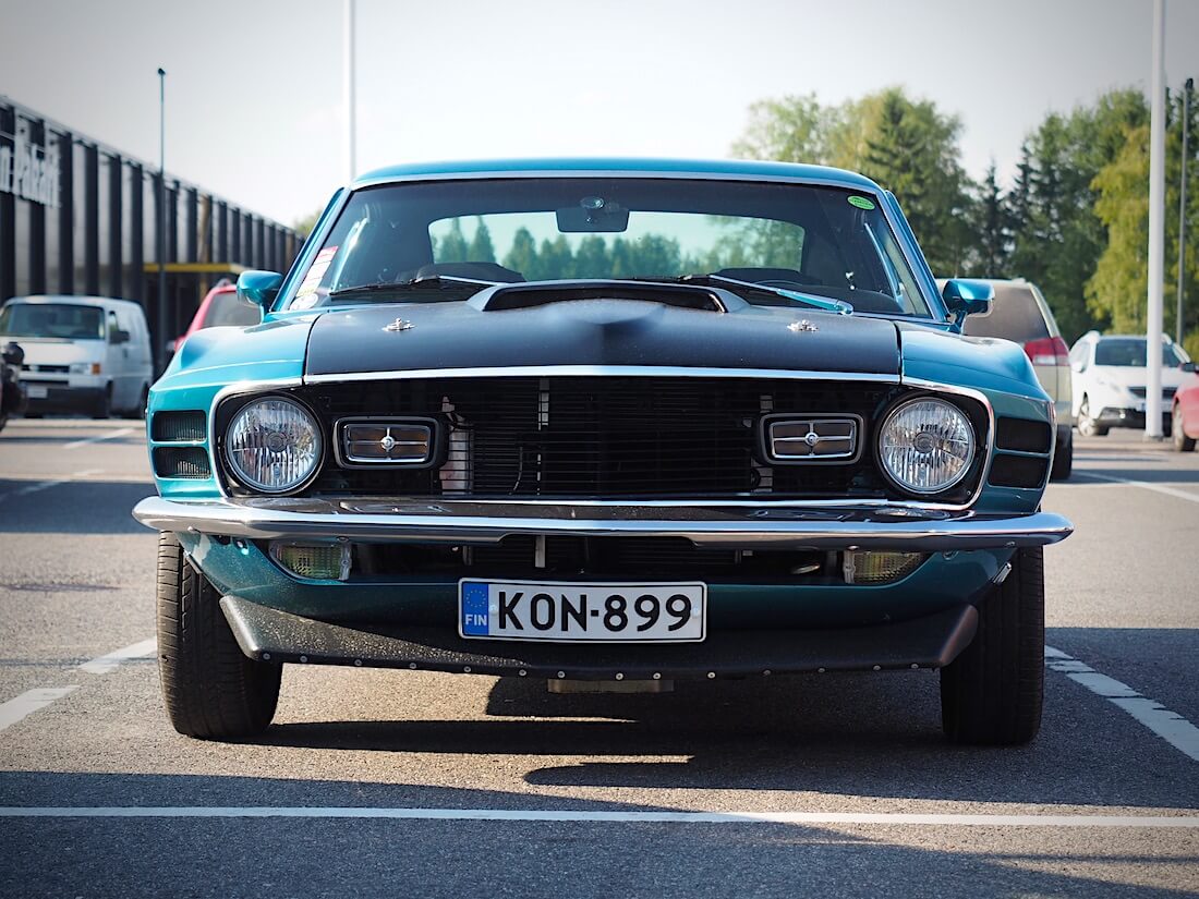 1970 Ford Mustang Sportsroof edestä. Tekijä: Kai Lappalainen. Lisenssi: CC-BY-40.