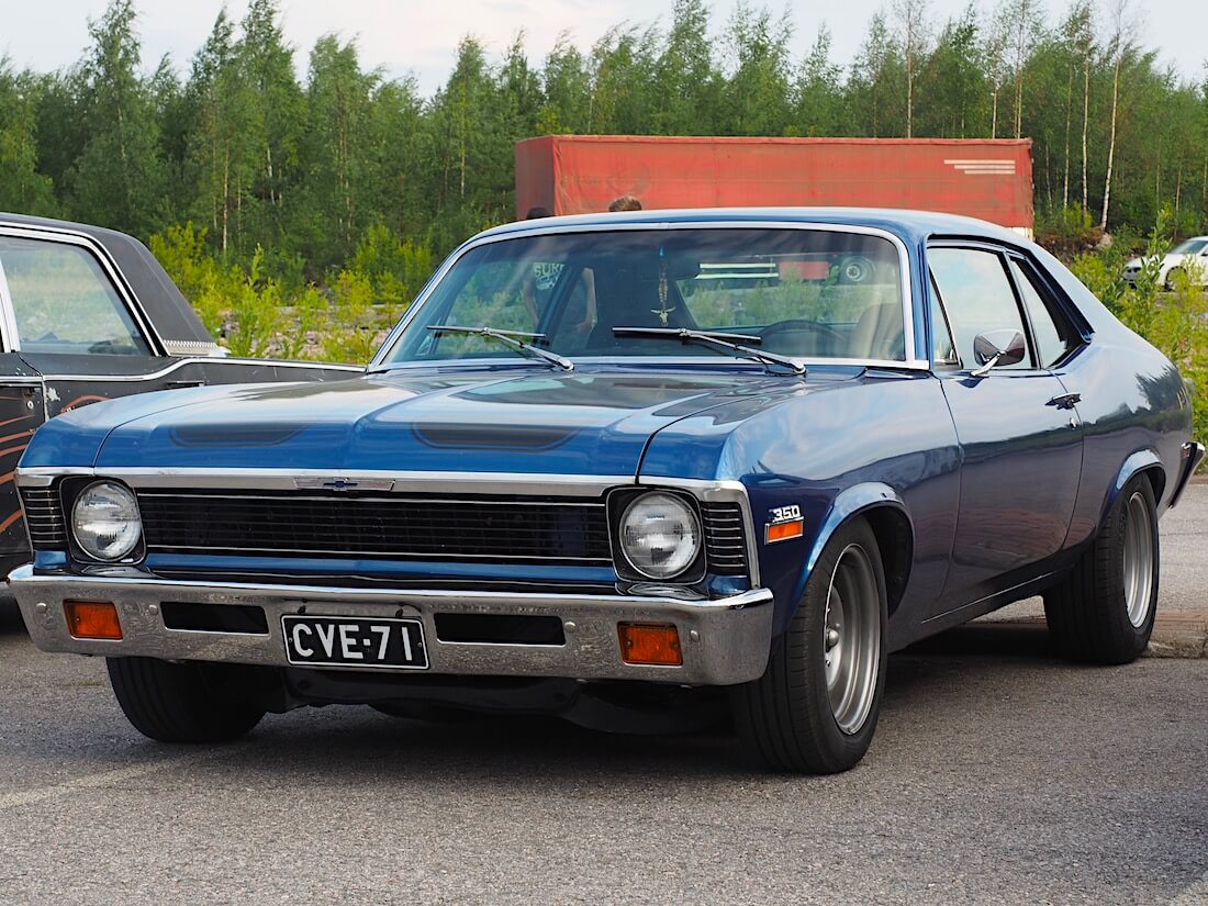 Sininen Chevrolet 350cid Nova vuodelta 1971. Tekijä: Kai Lappalainen. Lisenssi: CC-BY-40.