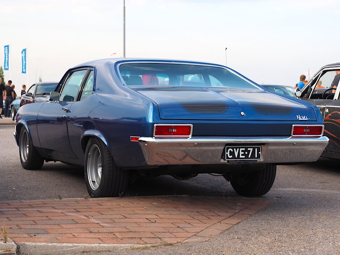 Sininen 1971 Chevrolet Nova 350cid V8-moottorilla. Tekijä: Kai Lappalainen. Lisenssi: CC-BY-40.