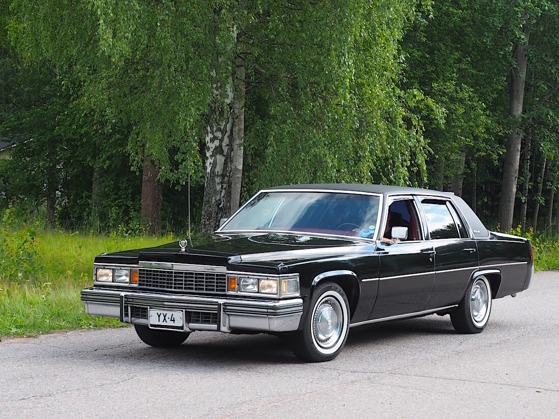 1977 Cadillac DeVille 4d 425cid. Tekijä: Kai Lappalainen, lisenssi: CC-BY-40.