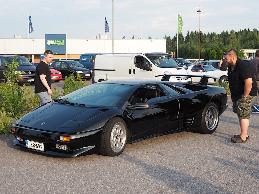 Musta 1992 Lamborghini Diablo 5,7l 485hv. Tekijä: Kai Lappalainen. Lisenssi: CC-BY-40.
