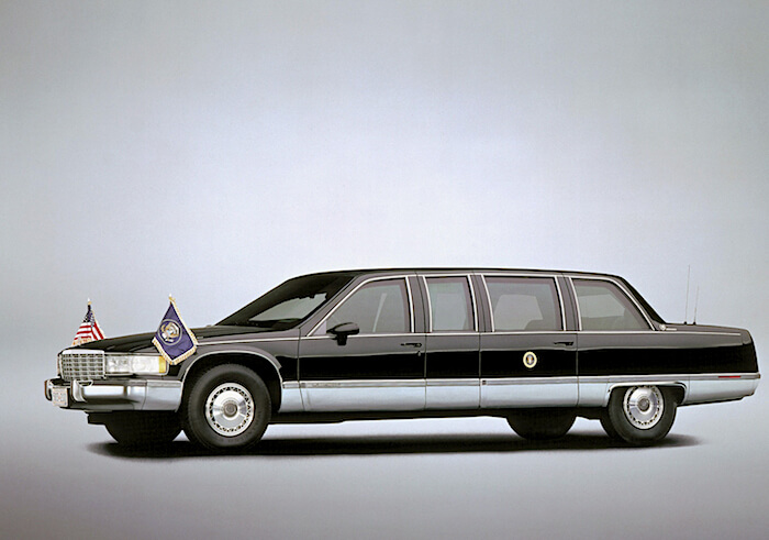 Bill Clintonin 1993 Cadillac Presidential Limousine. Kuva: GM Media, lisenssi: CC-BY-NC-30