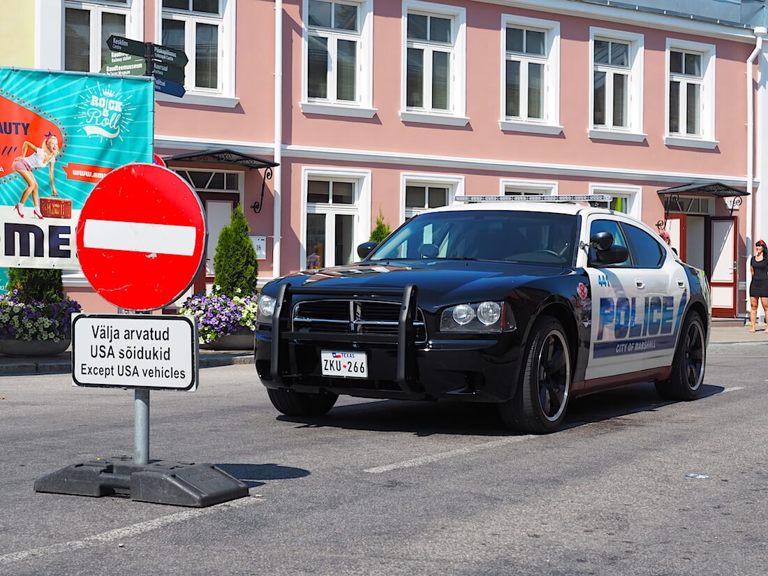 Dodge Charger poliisiauto. katu suljettu muilta paitsi amerillaisilta autoilta. Tekijä: Kai Lappalainen, lisenssi: CC-BY-40.