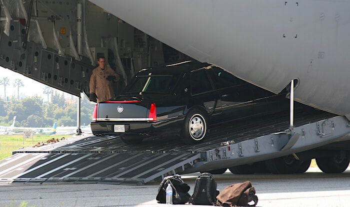 Cadillac Onea puretaan lentokoneesta. Tekijä: John Murphy, lisenssi: CC-BY-SA-20.