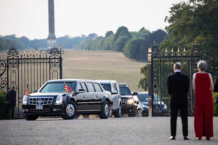 Donald Trump saapuu Cadillacilla Theresa Mayn vieraaksi. Kuva: The White House, lisenssi: Public domain.