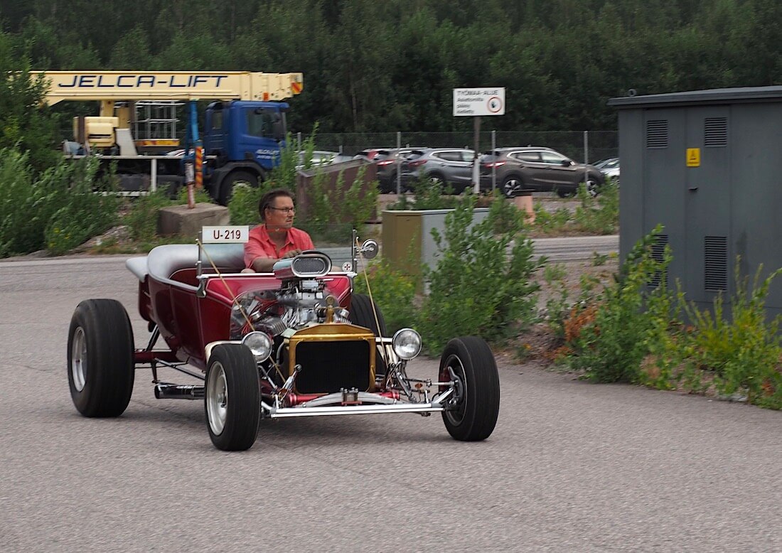 Ford T-Bucket rodi saapuu Porvoon Cruising-tapahtumaan. Tekijä: Kai Lappalainen. Lisenssi: CC-BY-40.