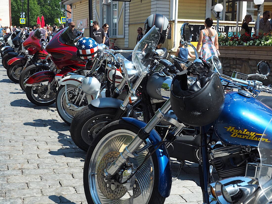 Harley-Davidson moottoripyöriä Haapsalussa. Tekijä: Kai Lappalainen, lisenssi: CC-BY-40.
