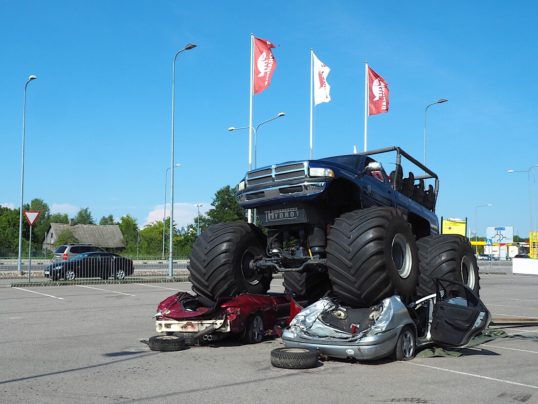 Monsteriauto ajaa autojen yli. Tekijä: Kai Lappalainen, lisenssi: CC-BY-40.