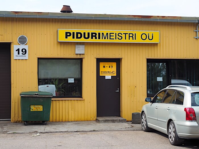 Pudurimeistri OÜ uudelleenpinnoittaa jarruosat ja kytkimet. Tekijä: Kai Lappalainen, lisenssi: CC-BY-40.