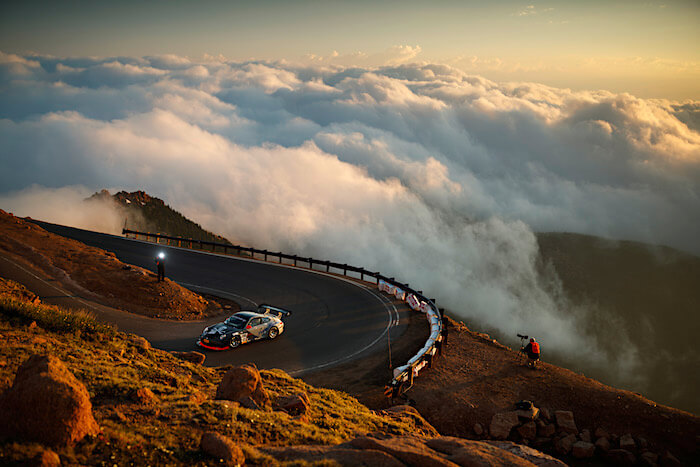 Pikes Peak ylämäkiajo, auto pilvien keskellä. Tekijä ja copyright: Volkswagen AG.