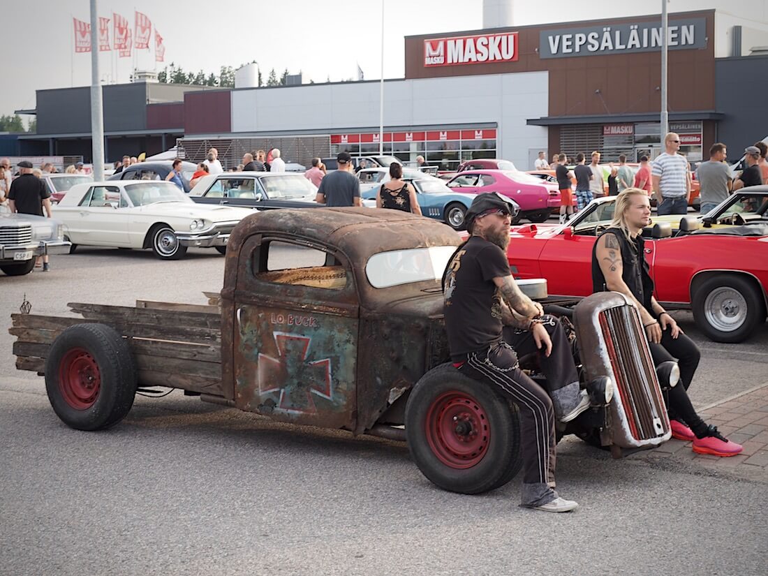 Porvoon cruising-parkkipaikka. Rottarodi ja Olli Herman. Tekijä: Kai Lappalainen. Lisenssi: CC-BY-40.