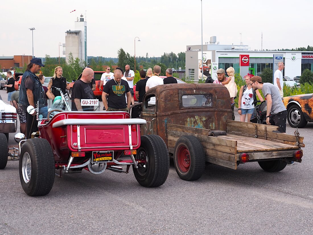 Ford T-bucket rodi ja rottarodi vierekkäin. Tekijä: Kai Lappalainen. Lisenssi: CC-BY-40.