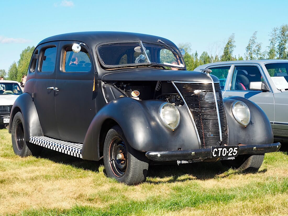 1937 Ford Fordor Deluxe Touring Sedan V8. Kuvan tekijä: Kai Lappalainen. Lisenssi: CC-BY-40.