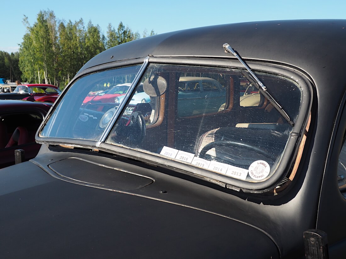 1937 Ford Fordor Touring Sedan aukeava tuulilasi. Kuvan tekijä: Kai Lappalainen. Lisenssi: CC-BY-40.