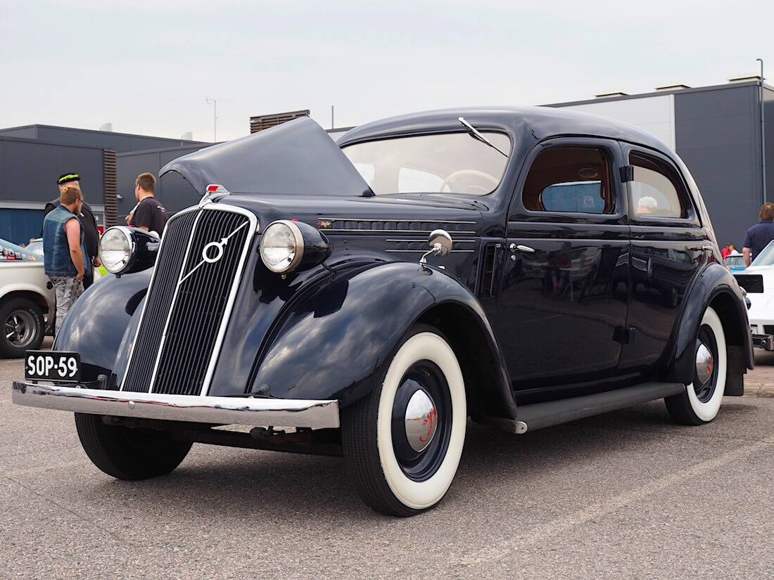 Tummansininen Volvo PV51 vuodelta 1938. Tekijä: Kai Lappalainen. Lisenssi: CC-BY-40.