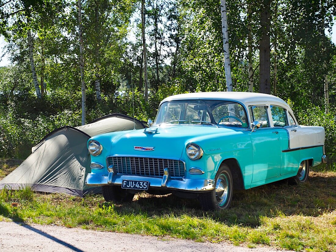 1955 Chevrolet 210 Delray ja teltta. Kuvan tekijä: Kai Lappalainen. Lisenssi: CC-BY-40.