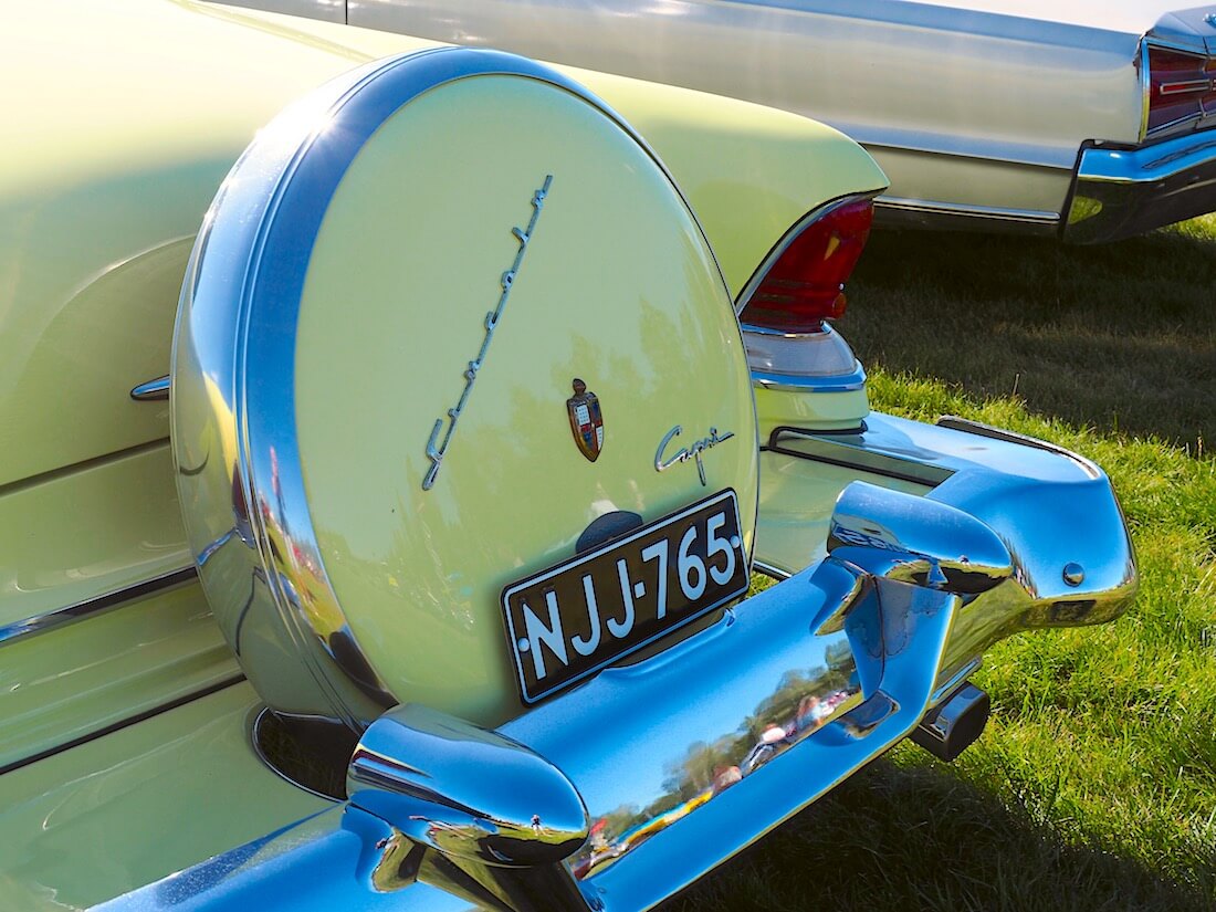 Continental tire vararengas 1955 Lincoln Caprissa. Kuvan tekijä: Kai Lappalainen. Lisenssi: CC-BY-40.