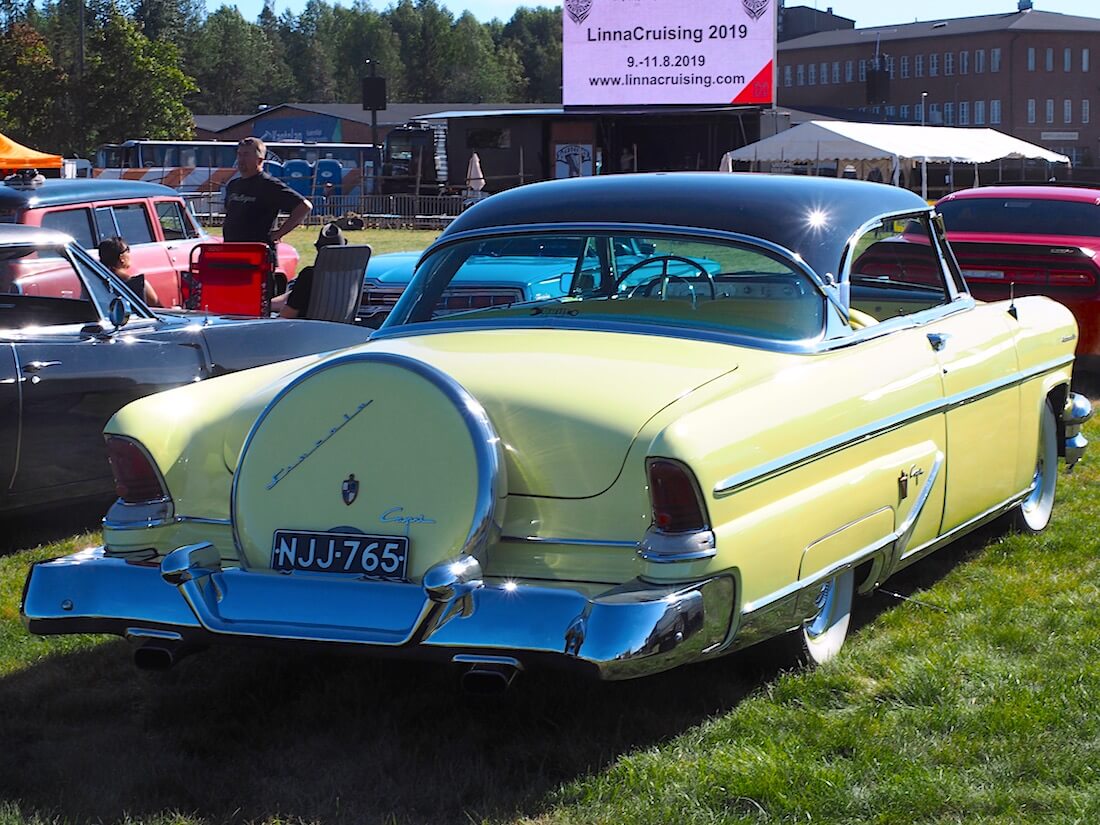 Keltainen 1955 Lincoln Capri 2d Coupe 341cid. takaa. Kuvan tekijä: Kai Lappalainen. Lisenssi: CC-BY-40.