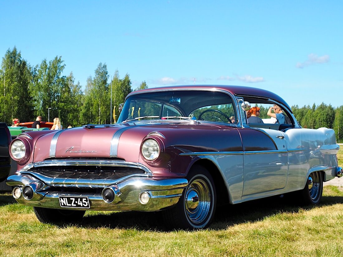 1956 Pontiac Chieftain 2d HT 316.6cid V8. Kuvan tekijä: Kai Lappalainen. Lisenssi: CC-BY-40.