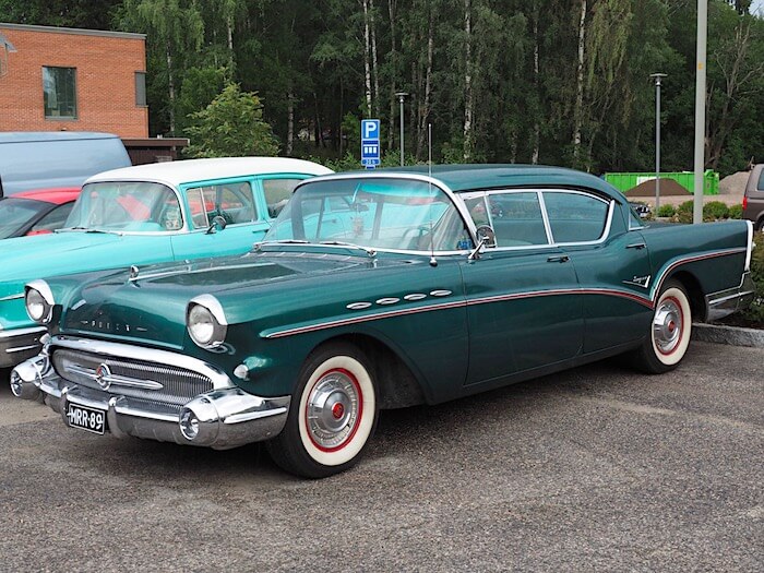 1957 Buick Riviera 4d Hardtop 364cid Nailhead V8-moottorilla. Kuvan tekijä: Kai Lappalainen. Lisenssi: CC-BY-40.