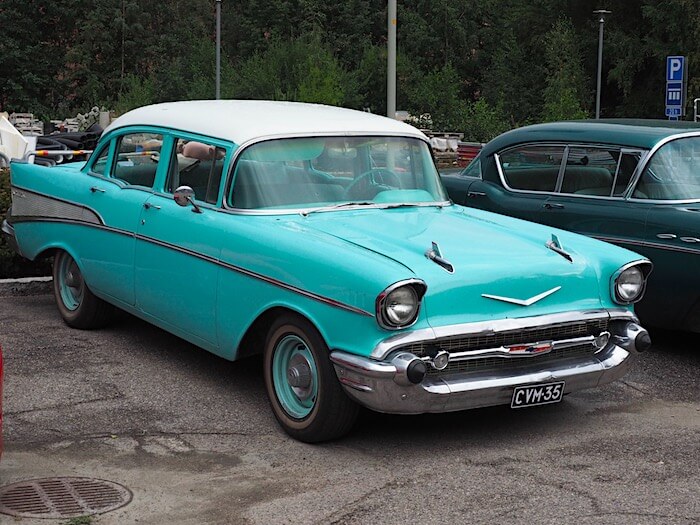 Neliovinen 1957 Chevrolet Bel Air 283cid V8-moottorilla ja kaksivärimaalauksella. Kuvan tekijä: Kai Lappalainen. Lisenssi: CC-BY-40.