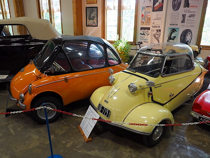 1960 Messerschmitt KR200 ja 1964 Trojan 200 kääpiöautot Vehoniemen automuseossa. Tekijä: Kai Lappalainen. Lisenssi: CC-BY-40.