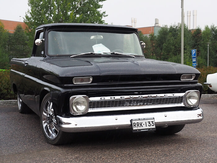 Musta 1965 Chevrolet C10 Custom Pickup 350cid V8-moottorilla. Kuvan tekijä: Kai Lappalainen. Lisenssi: CC-BY-40.