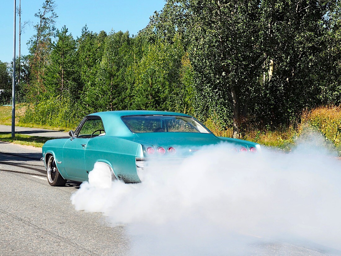 1965 Chevrolet Impala SS burnout. Kuvan tekijä: Kai Lappalainen. Lisenssi: CC-BY-40.